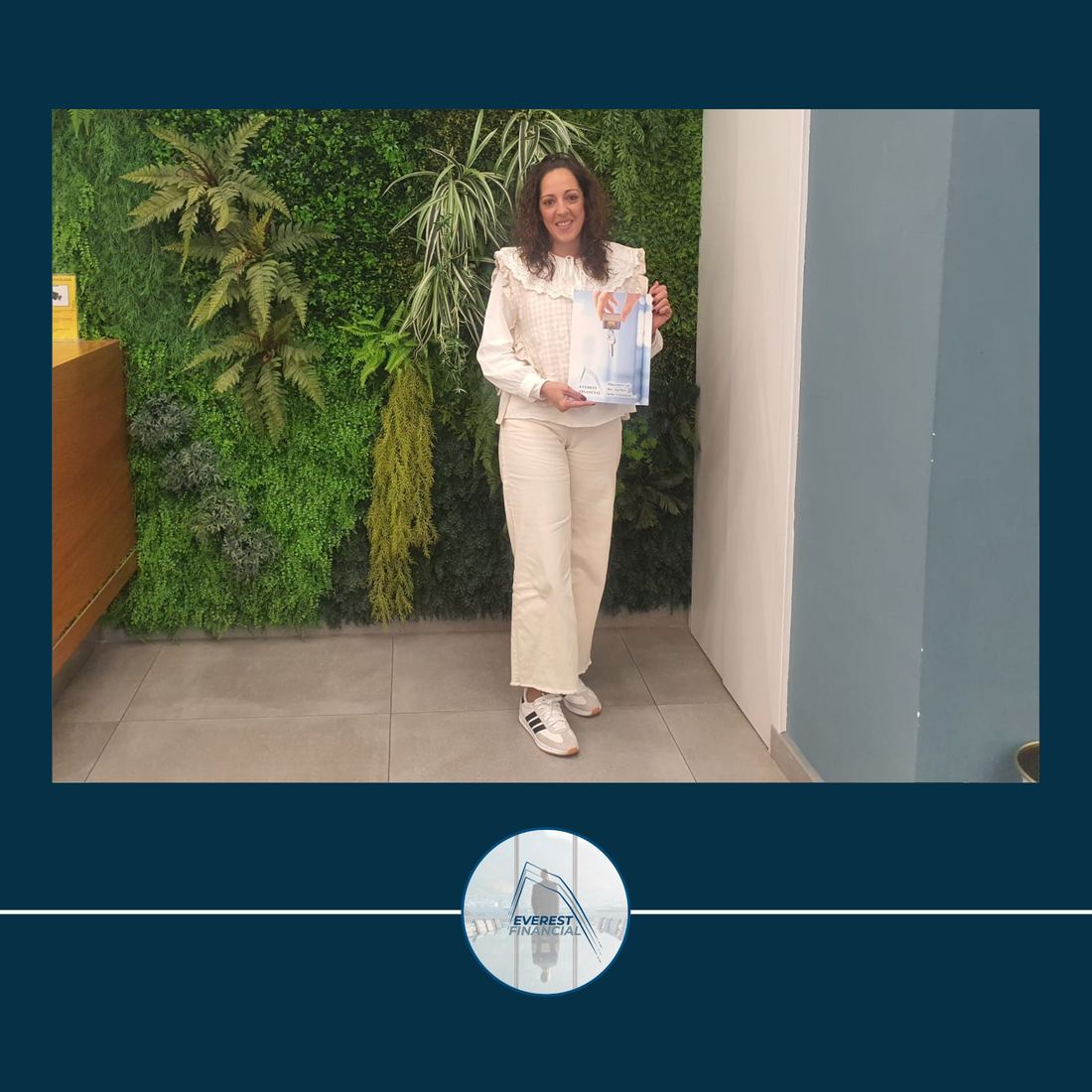 Clienta con su carpeta de Everest Financial