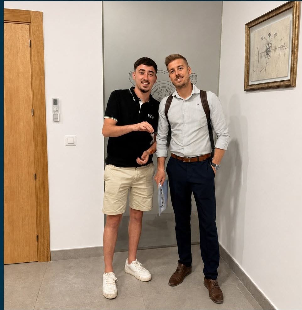Cliente recibiendo las llaves de su nueva vivienda